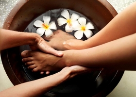 Thư giãn, xả stress cuối tuần với 45' ngâm chân kết hợp massage chân với đá nóng bạn đã thử?