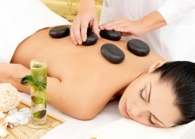 Massage Body với đá nóng thư giãn, xóa tan mệt mỏi tại Ngọc Hương Spa